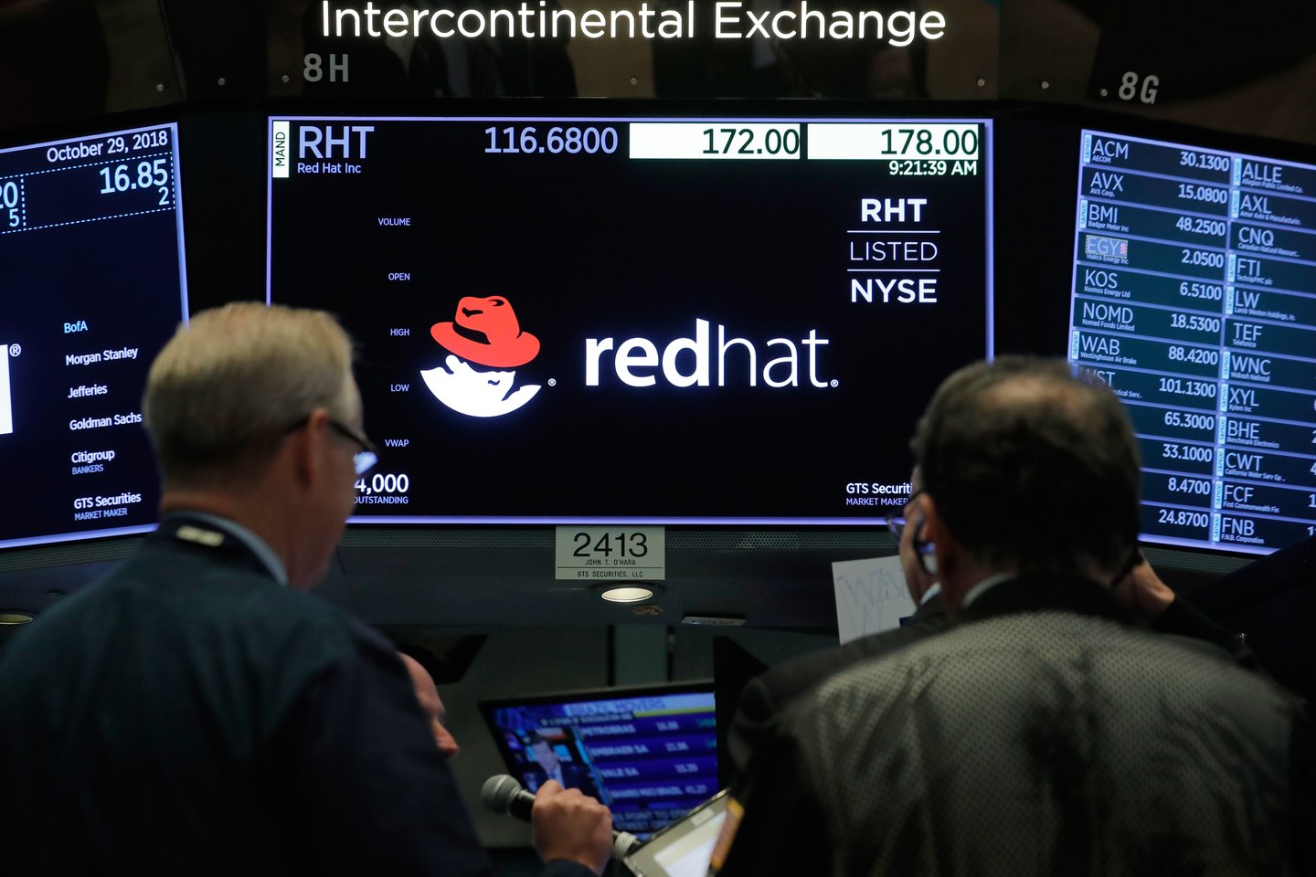  Dvi kompiuterijos milžinės – IBM ir „Red Hat“ paskelbė, kad pasiekė galutinio susitarimo, pagal kurį pirmoji už 34 milijardus JAV dolerių perka visas antrosios akcijas.<br> Reuters / Scanpix nuotr.