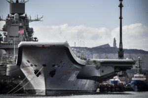 Perkeliant remontuojamą Rusijos lėktuvnešį nuskendo plaukiojantis dokas, sužeisti 4 žmonės