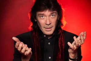 Lietuvoje grosiantis legendinis grupės „Genesis“ gitaristas Steve'as Hackettas išleis naują albumą