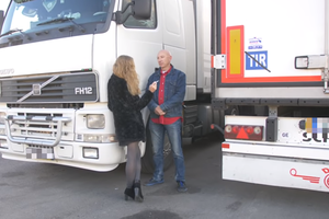 Vilkikų vairuotojus „aptarnaujanti“ mergina: už tokią kainą tegul nesitiki glamonių