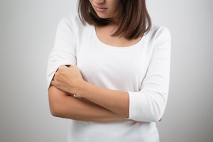 Profesorė įspėjo: šia varginančia liga rizikuoja susirgti vis daugiau žmonių