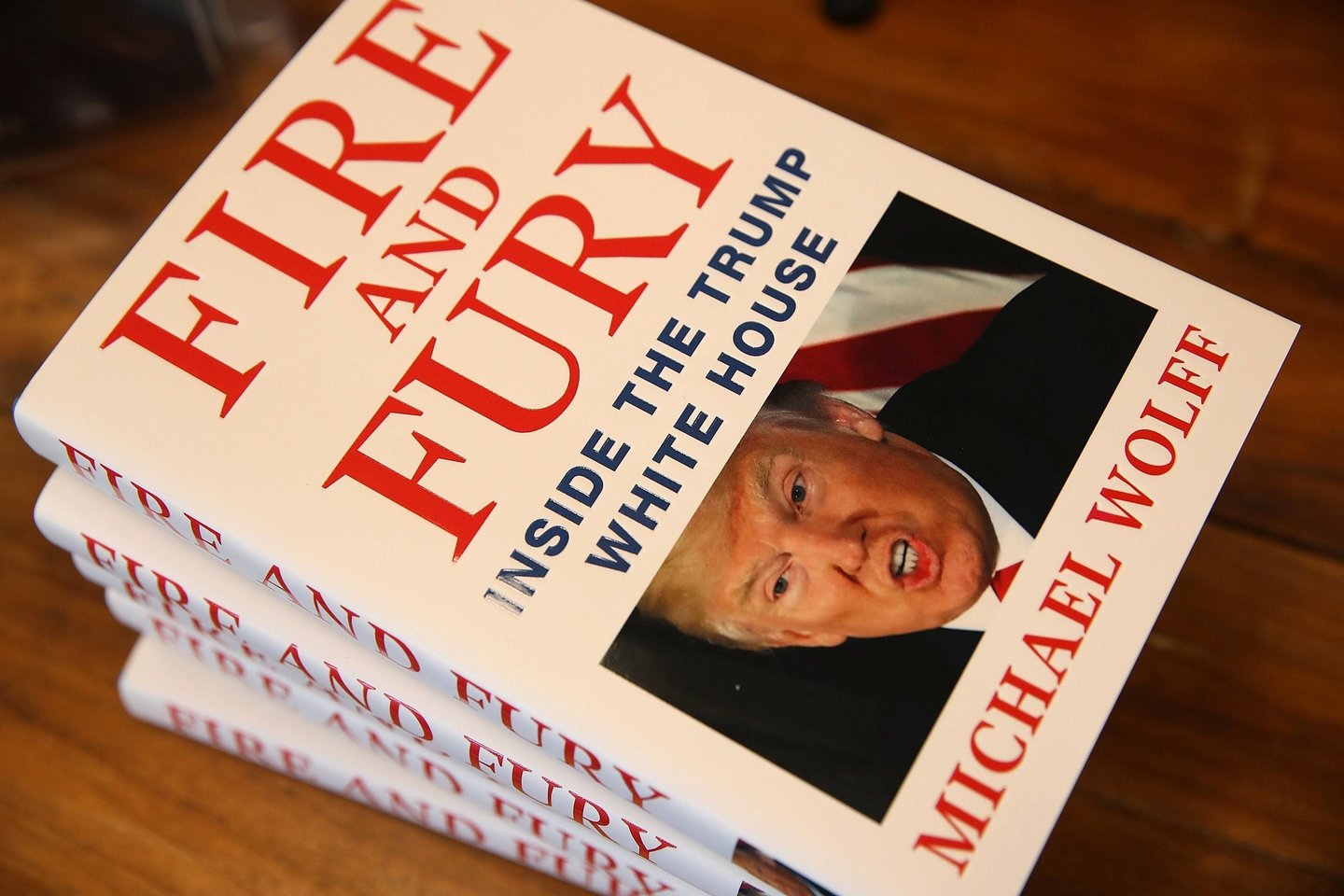 M.Wolffas knygoje atskleidė skandalingų detalių apie D.Trumpo įpročius ir jo artimiausius žmones bei šeimą, tačiau prezidentas viską neigia.<br>AFP/