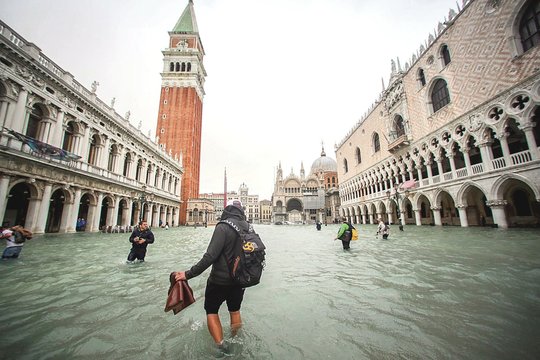 Venecija skęsta nuo didžiulių audrų: kanalais pavirto net ir gatvės