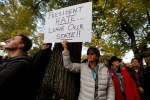 Pitsbergo sinagogoje po šaudynių apsilankęs D. Trumpas sulaukė protestuotojų pasipriešinimo