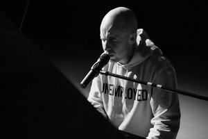 Vėlinių išvakarėse Vidas Bareikis pristato lyrinę dainą, gimusią visiškoje vienatvėje