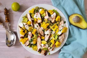 Gaivios ir labai turtingo skonio salotos su vištiena, mangais ir avokadais