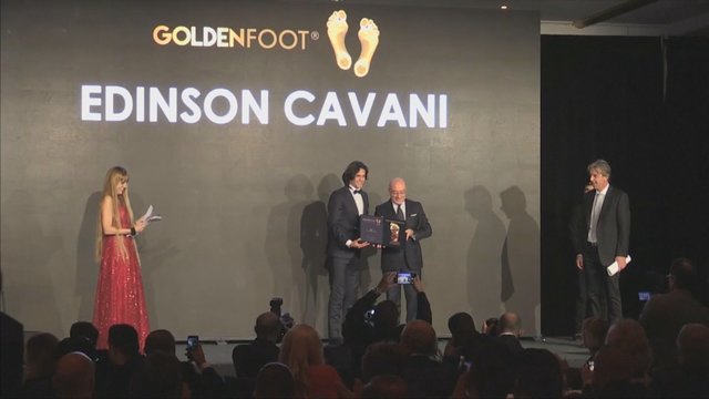 Futbolo virtuozus nurungė urugvajietis, gavęs „Auksinės pėdos“ apdovanojimą