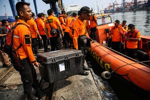 Iškelta viena iš sudužusio Indonezijos lainerio juodųjų dėžių – tikimasi atsakymų