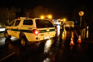 Girto vairuotojo automobilis rėžėsi į šlaitą