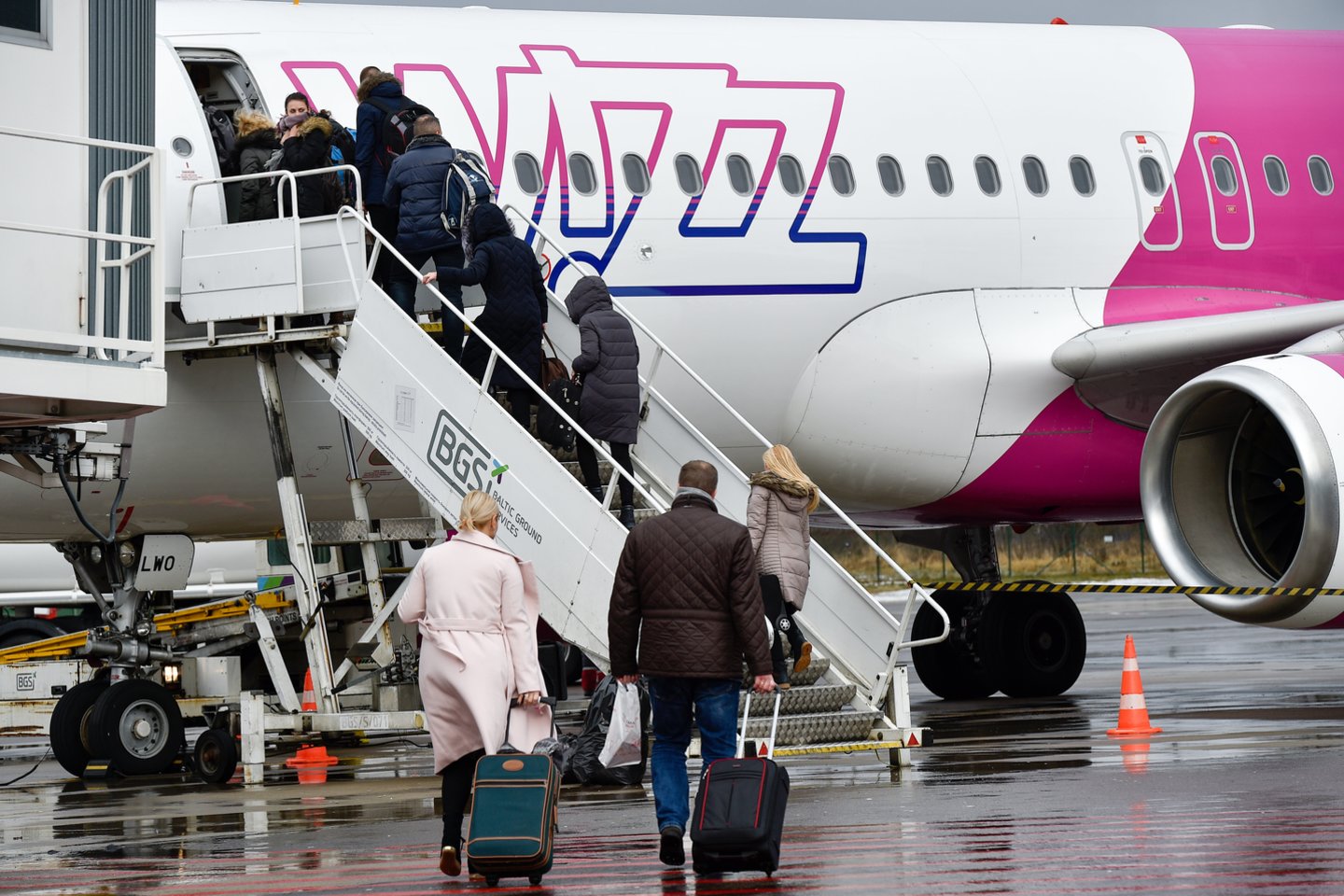 Pigių skrydžių bendrovės „Ryanair“ ir „Wizz Air“ nuo ketvirtadienio pradeda taikyti naujas bagažo taisykles. <br>V.Ščiavinsko nuotr.