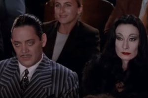 Neįtikėtina, kaip dabar atrodo serialo „Adamsų šeimynėlė“ žvaigždė Mirtišė