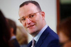 Vokietijos sveikatos ministras ruošiasi kovai dėl Merkel partijos vadovo posto