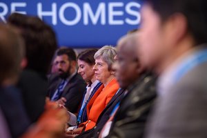 Jungtinės Karalystės vyriausybė dėl lošimo sumų limito prarado sporto ministrę