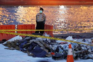 Gelbėtojai jūroje aptiko sudužusio Indonezijos lėktuvo variklį