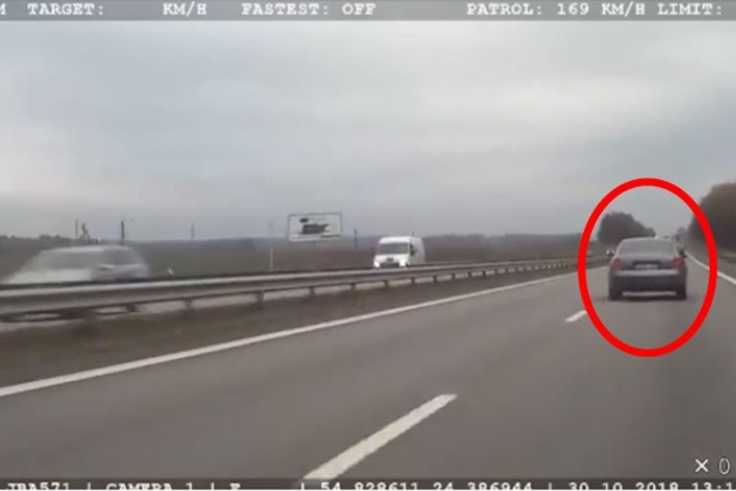  Kauno policininkai nufilmavo kelių gaidelio „Audi A6“ manevrus greitkelyje.<br> Stop kadras