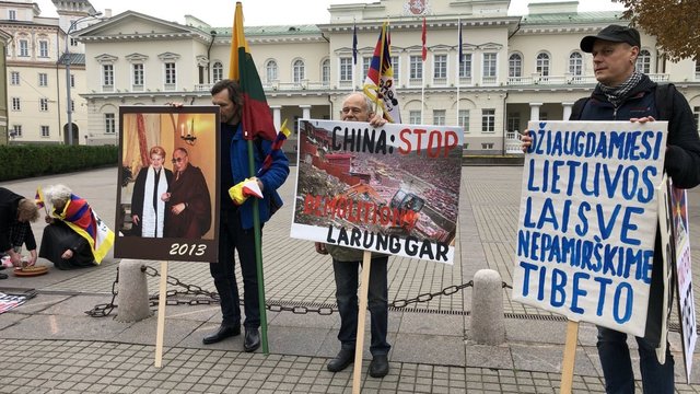 Aktyvistai surengė piketą prieš D. Grybauskaitės vizitą į Kiniją
