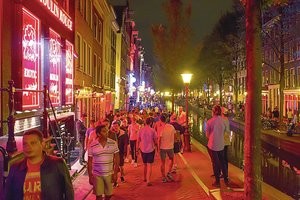 Amsterdamas svarsto perkelti prostitutes už Raudonųjų žibintų kvartalo ribų