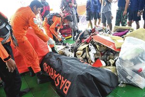 Indonezija rado smulkių defektų nukritusio lėktuvo modeliuose