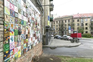 Ant nušiurusios namo sienos tilpo visas pasaulis