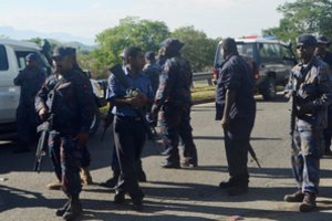 Papua Naujosios Gvinėjos policija ieško dešimčių iš kalėjimo  pabėgusių nusikaltėlių