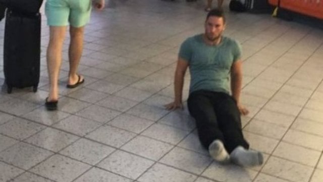 Neįgalus sportininkas oro uoste patyrė didžiulį pažeminimą  – vaizdai šokiruos
