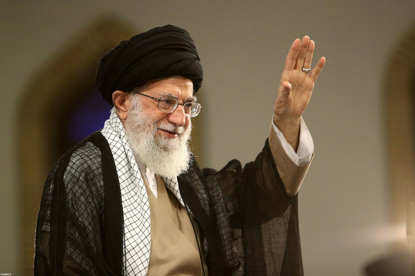 Irano aukščiausiasis lyderis ajatola Ali Khamenei šeštadienį pareiškė, kad JAV prezidentas Donaldas Trumpas „užtraukė gėdą“ savo šalies prestižui ir galiausiai taps pralaimėjusiuoju dėl savo sprendimo atnaujinti sankcijas šiitiškai respublikai.<br>Reuters/Scanpix nuotr.