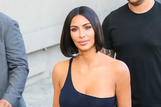 Kim Kardashian vakarėliui persikūnijo į Pamelą Anderson, tačiau gerbėjai įvaizdį pasmerkė