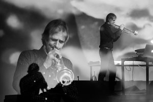 Kitokia muzika: ambientinės meditacijos ir skrodžiantys M. Stockhauseno trimitai