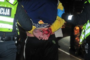 Prie Vilniaus baro įsiplieskė muštynės, trys chuliganai spardė gulinčią auką