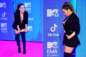 MTV apdovanojimų viešniai teko nerimauti dėl pavojingai gilios iškirptės