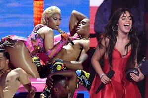 Įteikti MTV Europos apdovanojimai: seksualus šou ir dainininkės C. Cabello triumfas