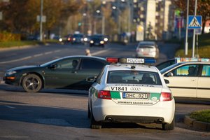 Įspėjo vairuotojus – teises už lenkimą atima ne tik kertant ištisinę liniją