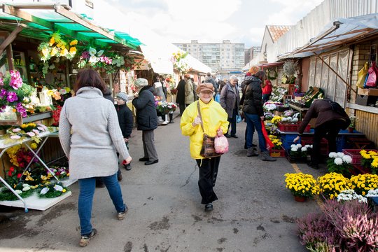  Šiukšlių kalnai po Vėlinių: konteineriuose randa net antkapių
