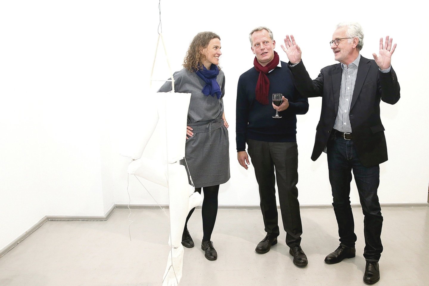Sostinės „Vartų“ galerijai įsitvirtinti tarptautinėje meno scenoje padėjusi L.Rutkutė su kuratoriumi D.Marzona ir menotyrininku J.Heynenu (dešinėje).