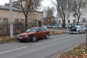 Kauno Žaliakalnio sankryžoje neprasilenkė du automobiliai