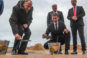 Investuotojai griebiasi už galvų: lietuviams siūlo maišus pinigų, tačiau dirbti jie nenori