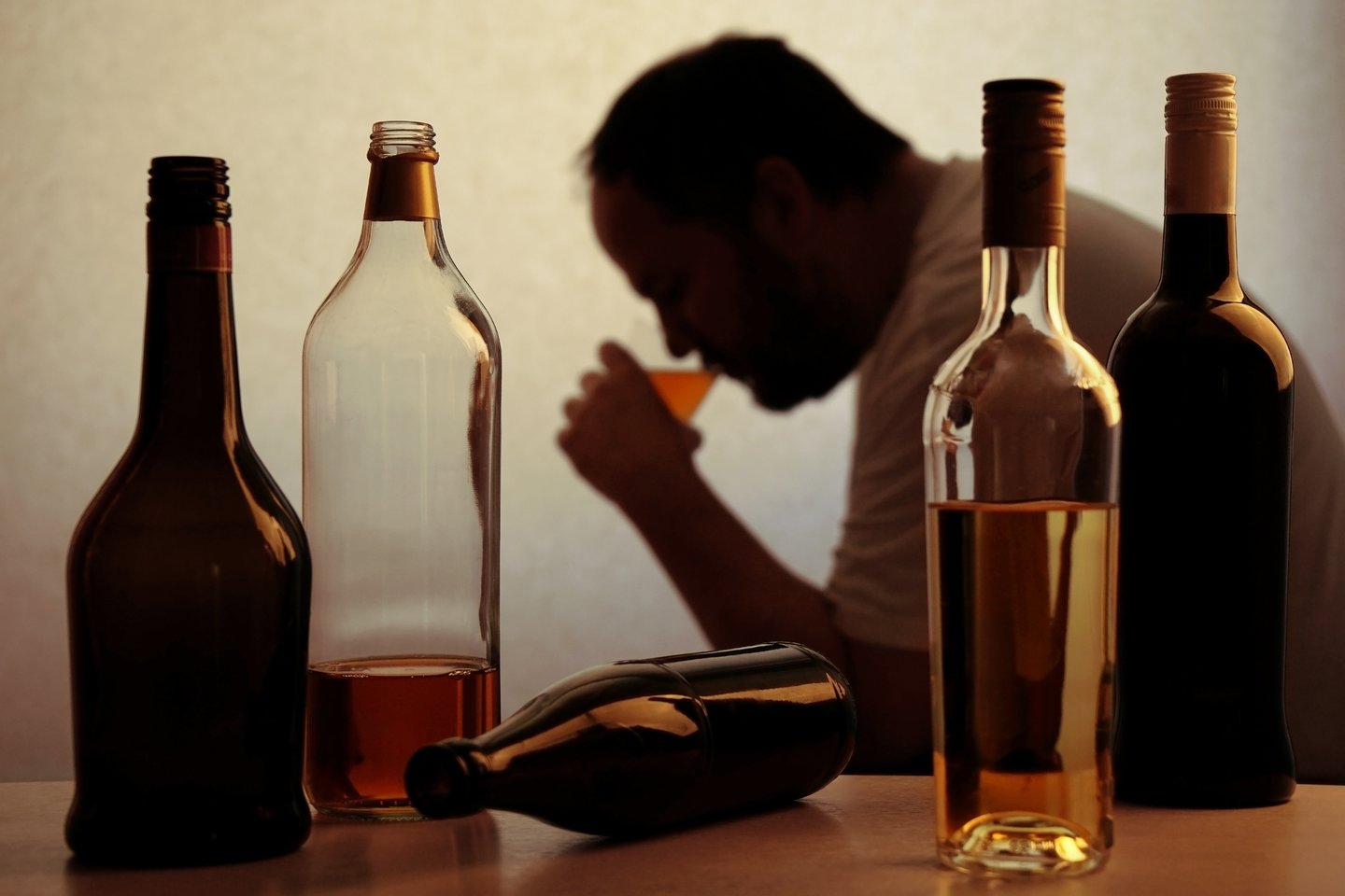 Alkoholiu piktnaudžiaujančiųjų artimieji patiria dar didesnę stigmą ir atskirtį nei patys geriantieji, o jų vaikai – toksinį stresą, kuris gyvenimo trukmę gali mažinti net 20 metų.<br>123rf nuotr.