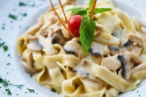 Makaronai su vištiena ir grybais: paprasta, pigu, gardu ir sotu