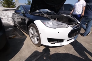 Atidžiau apžiūrėję iš JAV atvežtą „Tesla“ atskleidė neįtikėtiną radinį