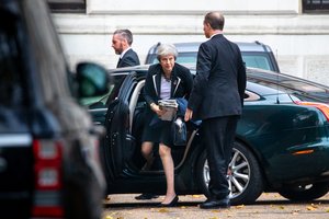 Jungtinės Karalystės vyriausybė aptarinėja „Brexit“, Th. May siekia greito susitarimo