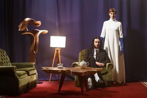 Grupė „Garbanotas bosistas“ pakeitė pavadinimą ir pristatė naują vaizdo klipą