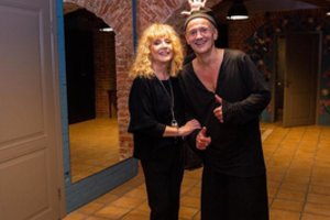 Spektaklio premjeroje Ala Pugačiova stebino išvaizdos pokyčiais