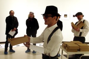 Dviejų menininkų pašnekesiai virto po kojomis paklotu fotografijų dienoraščiu