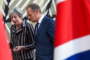 Donaldas Tuskas ir Theresa May telefonu tarėsi dėl „Brexit“