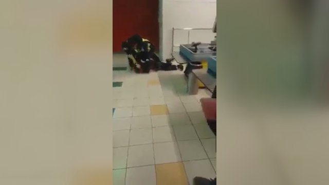 Internete plinta įrašas, kaip policininkai su elektros šoku talžo vyrą