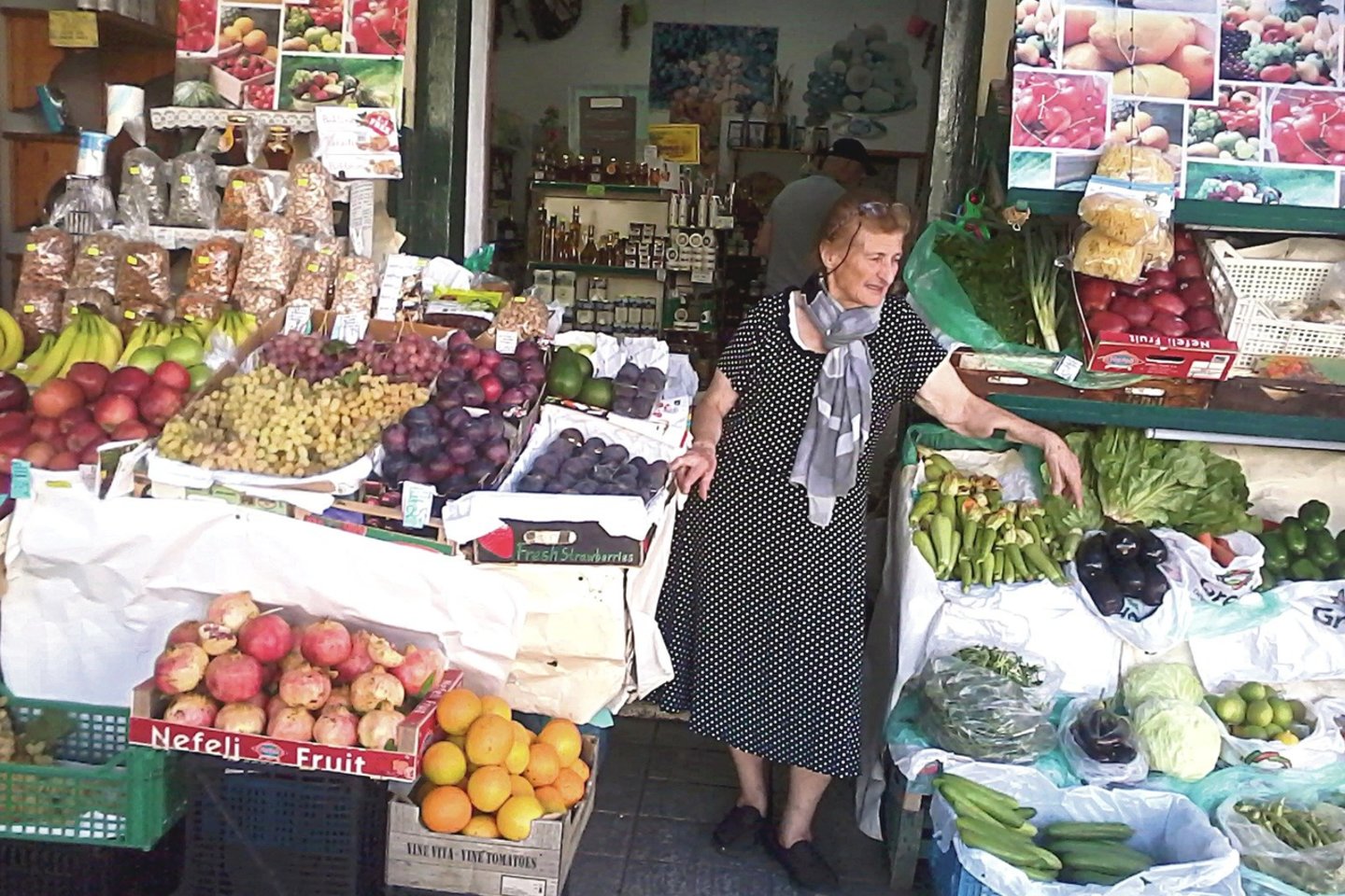 Agios Nikolajo gatvėse prekystaliai lūžta nuo sunokusių gardžių daržovių, vaisių.<br>Nuotr. iš asmeninio albumo