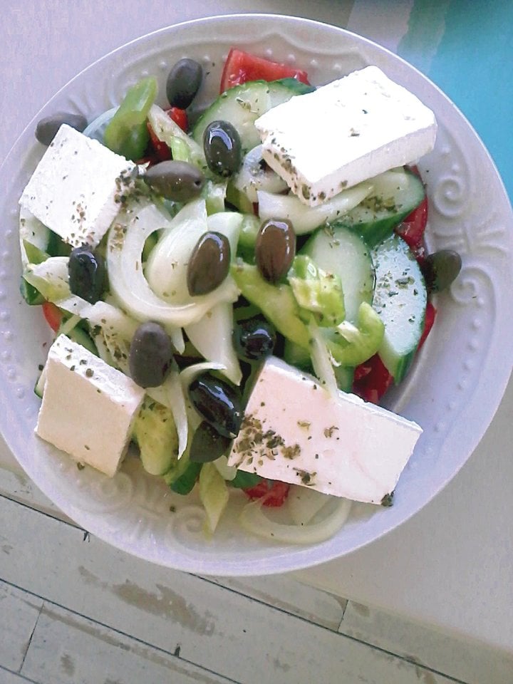 „Graikiškų“ salotų dubenyje rasite alyvuogių aliejuje pamirkytos duonos, pomidorų, agurkų, alyvuogių ir fetos.<br>Nuotr. iš asmeninio albumo