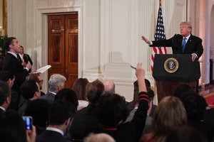 Baltieji rūmai nebeįsileis su Donaldu Trumpu susiginčijusio CNN reporterio