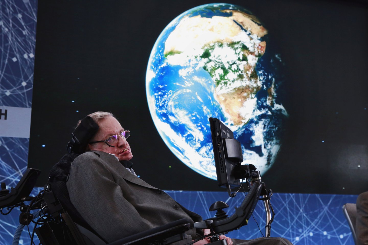  Profesorius Stephenas Hawkingas buvo viena iškiliausių asmenybių, kuri dėl savo mokslinių atradimų ir neįtikėtinų pareiškimų nuolatos susilaukdavo daugybės dėmesio.<br> Reuters / Scanpix nuotr.