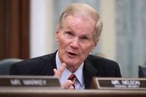 Floridai atstovaujantis demokratų senatorius ragina perskaičiuoti rinkimų balsus